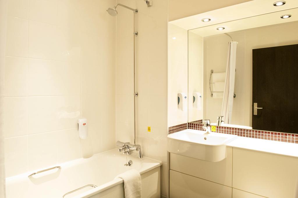 Premier Inn London Greenford 객실 사진
